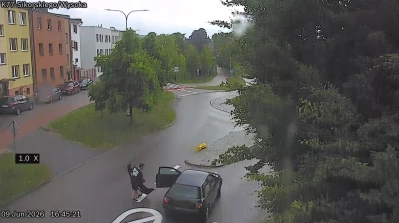 Uderzył w znak, zostawił plamę oleju i odjechał. Wszystko nagrał monitoring