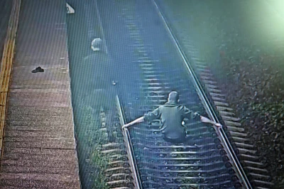 SKM apeluje po kolejnych niebezpiecznych sytuacjach. 'Tory nie są miejscem dla pieszych'
