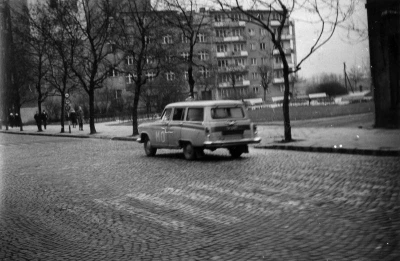 Karetka milicyjna na ul. Świętojańskiej, na wysokości ul. Obrońców Wybrzeża, 17.12.1970 r. / http://www.grudzien70.ipn.gov.pl