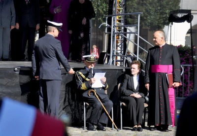 Uroczystość poświęcenia repliki sztandaru 1 Morskiego Pułku Strzelców - fot. Leszek Spigarski
