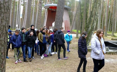 Gimnazjaliści z Kościerzyny zwiedzają Piaśnicę i EW Żarnowiec fot. Leszek Spigarski