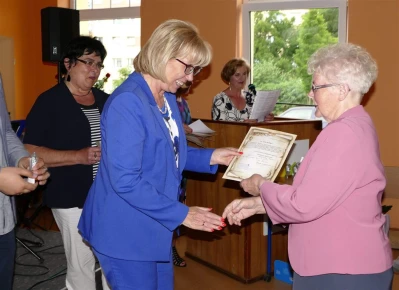 Wejherowo 2017. Statuetki Super Seniora dla studentów WUTW  YMCA – fot. Leszek Spigarski