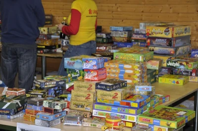Pionki, karty oraz kapsle