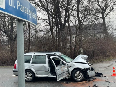 Wypadek dwóch samochodów osobowych i ciężarówki