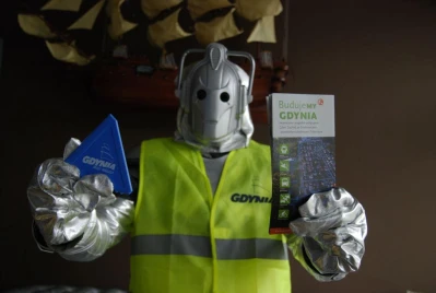 Robot drogowy rozdający ulotki z informacją o inwestycji - fot. Krzysztof Romański