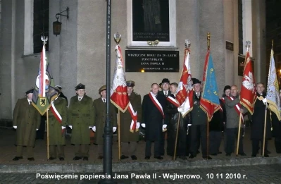 Wejherowo 2010 - montaż i poświęcenie popiersia Jana Pawła  fot. Leszek Spigarski