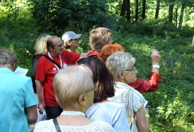 Odkrywali ciekawostki wejherowskiego parku (fot. Leszek Spigarski)