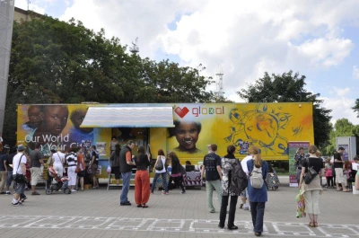 Gdynia: Wystawa w żółtej ciężarówce
