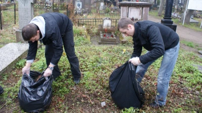 Sprzątanie wejherowskiego cmentarza