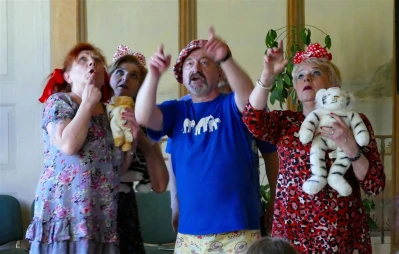 Spektakl Od przedszkola do seniora w wykonaniu teatru Srebrna Nitka fot. Leszek Spigarski