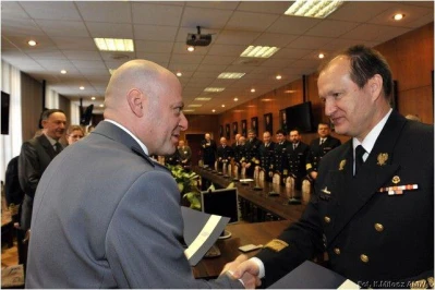 rektorzy wymieniają się podpisanymi porozumieniami w obecności kadry kierowniczej AMW / fot. Krzysztof Miłosz