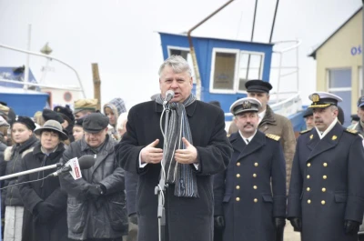 Puck: 91-lecie Polski i morza. Defilada i orędzia w porcie rybackim