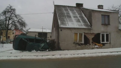 Gmina Szemud: W Łebnie samochód uderzył w dom!