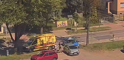Nastolatek przeleciał nad maską auta. Kask mógł uratować go przed poważnymi obrażeniami