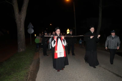 Wielki Piątek i pierwsza Droga Krzyżowa ulicami Choczewa