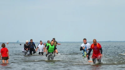 Przemaszerowali przez Zatokę Pucką