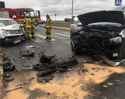 Czołowe zderzenie na drodze. Trzy osoby trafiły do szpitali