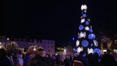 Świąteczna choinka oświetla wejherowski rynek