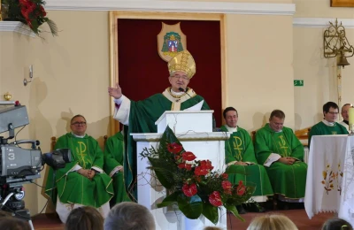 Luzino – 15-lecie parafii Matki Bożej Różańcowej, poświęcenie dzwonów – fot. Leszek Spigarski