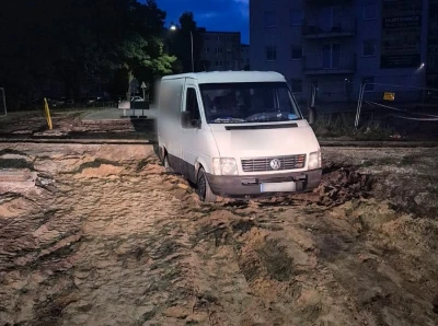 Wjechał na rozkopany przejazd kolejowy i ugrzązł w błocie – był kompletnie pijany