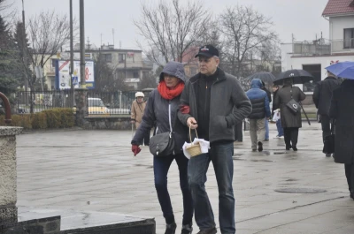Ze święconką, mimo deszczu