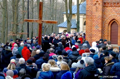 Kalwaria Wejherowska: Ks. Bp Wiesław Szlachetka przewodniczy Drodze Krzyżowej - fot. Leszek Spigarski