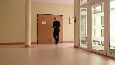 Spróchniały dach w nowej hali sportowej w Redzie