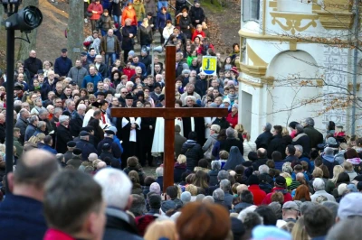 Tłumy wiernych na kalwaryjskiej Drodze Krzyżowej fot. Leszek Spigarski