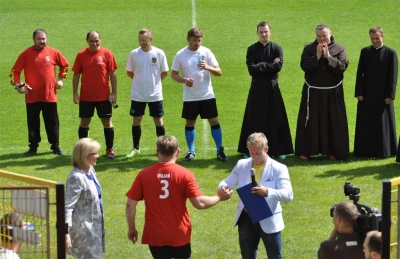 Mecz księża i samorządowcy - przedmeczowe atrakcje - fot. Leszek Spigarski