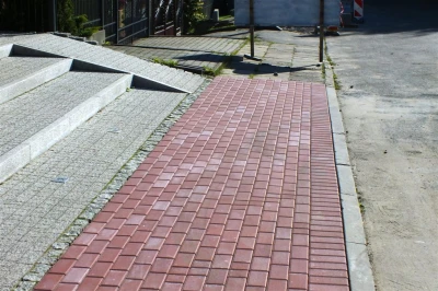 Na ul.Weteranów w Wejherowie powstaje nowy chodnik  fot. Leszek Spigarski.