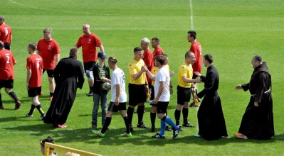 Mecz księża i samorządowcy - przedmeczowe atrakcje - fot. Leszek Spigarski