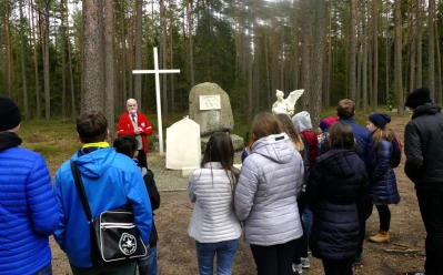 Gimnazjaliści z Kościerzyny zwiedzają Piaśnicę i EW Żarnowiec fot. Leszek Spigarski