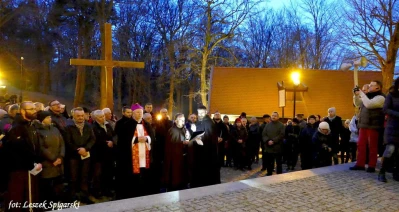 Kalwaria Wejherowska: Ks. Bp Wiesław Szlachetka przewodniczy Drodze Krzyżowej - fot. Leszek Spigarski