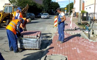 Na ul.Weteranów w Wejherowie powstaje nowy chodnik  fot. Leszek Spigarski.