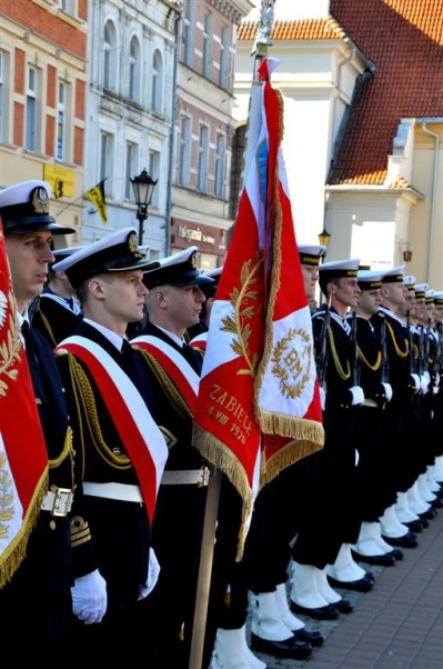 Uroczystość poświęcenia repliki sztandaru 1 Morskiego Pułku Strzelców - fot. Leszek Spigarski