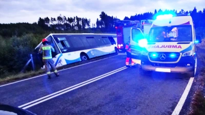 Autobus PKS wjechał do rowu. Pasażerowie byli uwięzieni w pojeździe