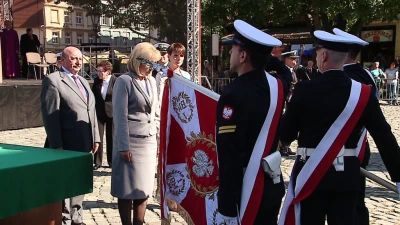 Przekazanie repliki sztandaru 1 Morskiego Pułku Strzelców