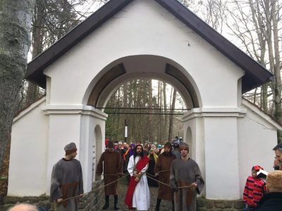 Wielki Czwartek - inscenizacja Drogi Pojmania w wykonaniu Misterników Kaszubskich fot. Leszek Spigarski
