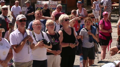 Latarnia morska z bursztynu stanęła na skwerze w Helu