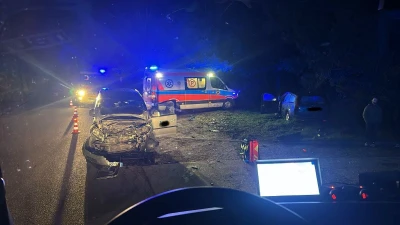 Zderzenie dwóch aut. Dwie osoby w szpitalu