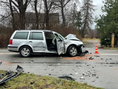 Wypadek dwóch samochodów osobowych i ciężarówki