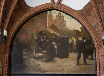 Ratusz_w_Słupsku_-_klatka_schodowa_na_parterze_-_Obraz_przedstawiający_Targ_Rybny_w_Słupsku_IMG_9747_1600x1173_www.slupczewski.pl Michał Słupczewski - Fotografia.jpg