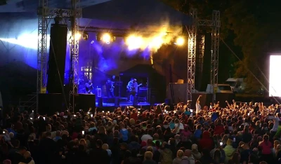 Zakończenie XIX Światowego Zjazdu Kaszubów Rumia 2017 - występ Kamila Bednarka. Fot.  Leszek Spigarski.