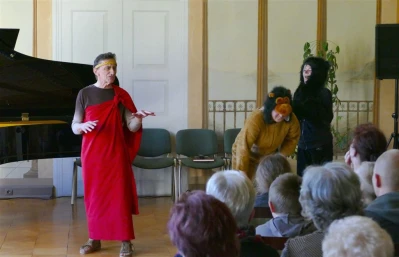 Spektakl Od przedszkola do seniora w wykonaniu teatru Srebrna Nitka fot. Leszek Spigarski