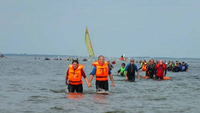 Przemaszerowali przez Zatokę Pucką