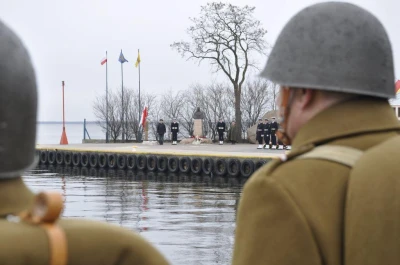 Puck: 91-lecie Polski i morza. Defilada i orędzia w porcie rybackim
