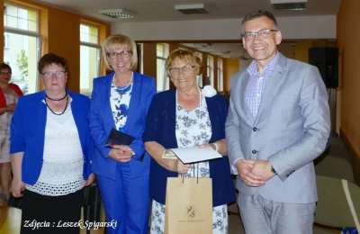 Wejherowo 2017. Statuetki Super Seniora dla studentów WUTW  YMCA – fot. Leszek Spigarski
