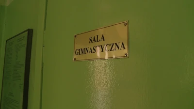 Spróchniały dach w nowej hali sportowej w Redzie