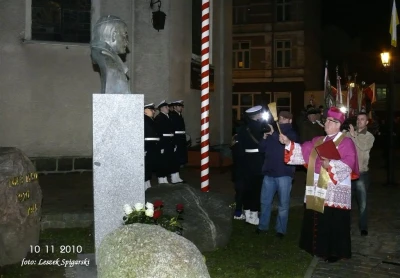Wejherowo 2010 - montaż i poświęcenie popiersia Jana Pawła  fot. Leszek Spigarski