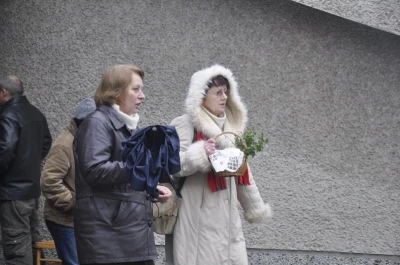 Ze święconką, mimo deszczu